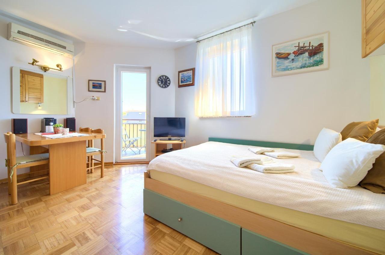 Studio Apartment Vesna Krk Town Exterior foto