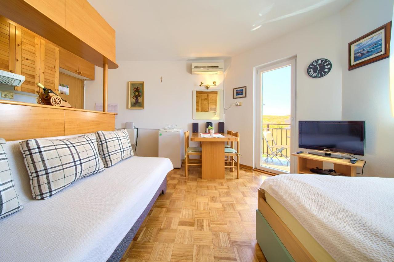 Studio Apartment Vesna Krk Town Exterior foto
